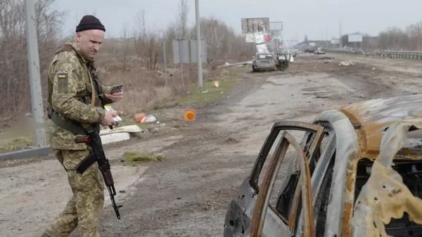 JEREMY BOWEN / Тела убитых и обгоревшие автомобили попадаются на значительной протяженности шоссе E-40 под Киевом